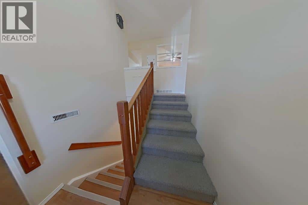 1904 18 Street N — Lethbridge, Alberta - Photo 4 of 45