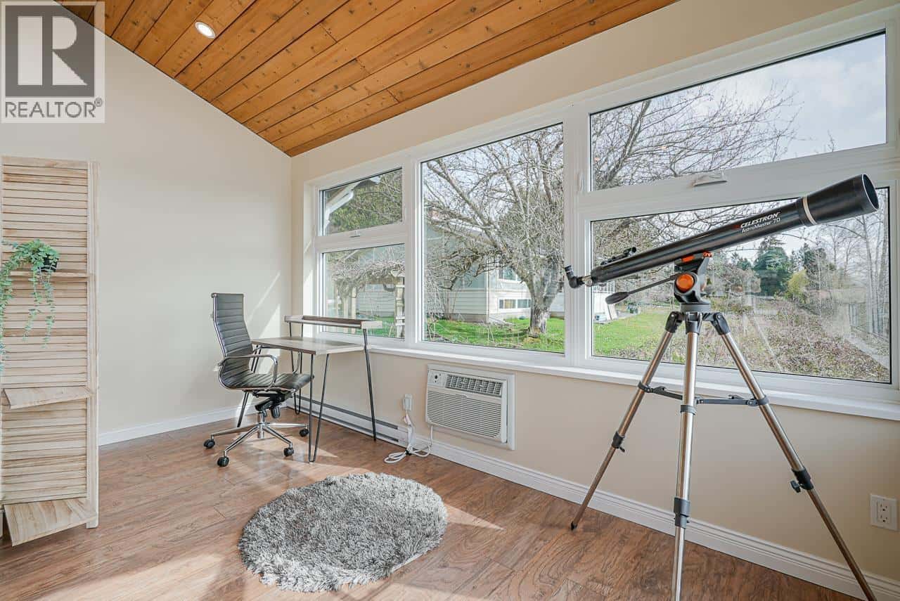 11502 WOOD STREET — Maple Ridge, British Columbia - Photo 4 of 38