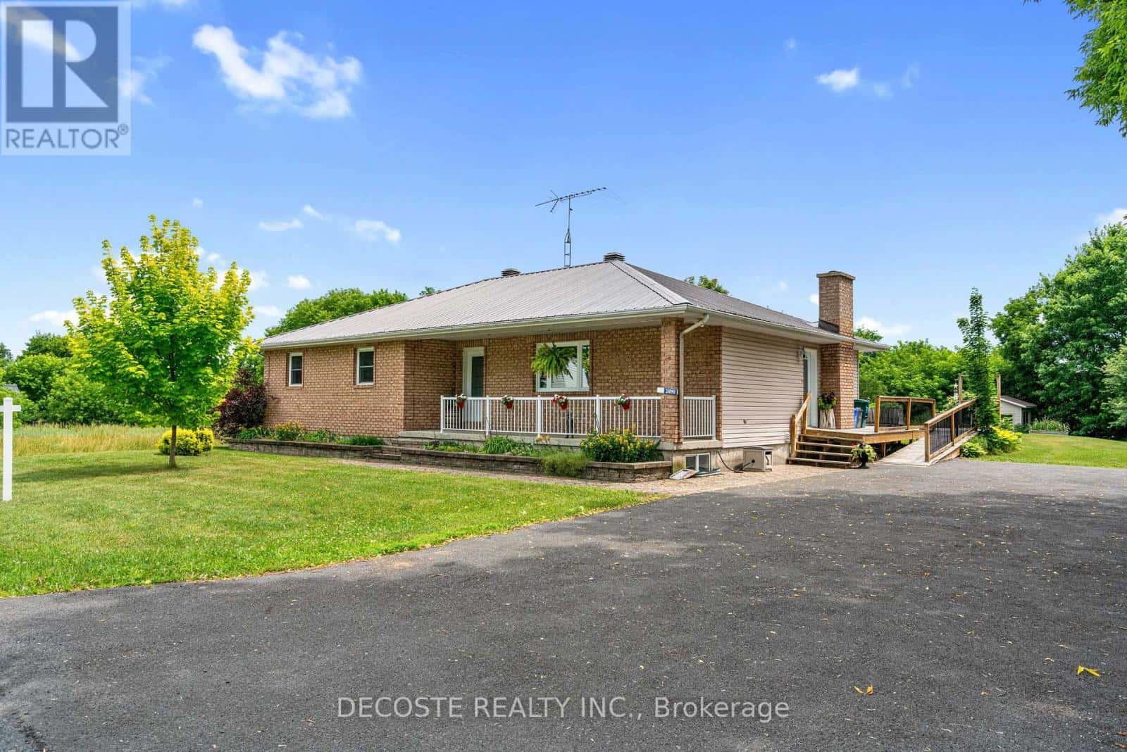 21890 COUNTY 10 ROAD — North Glengarry, Ontario - Photo 2 of 41