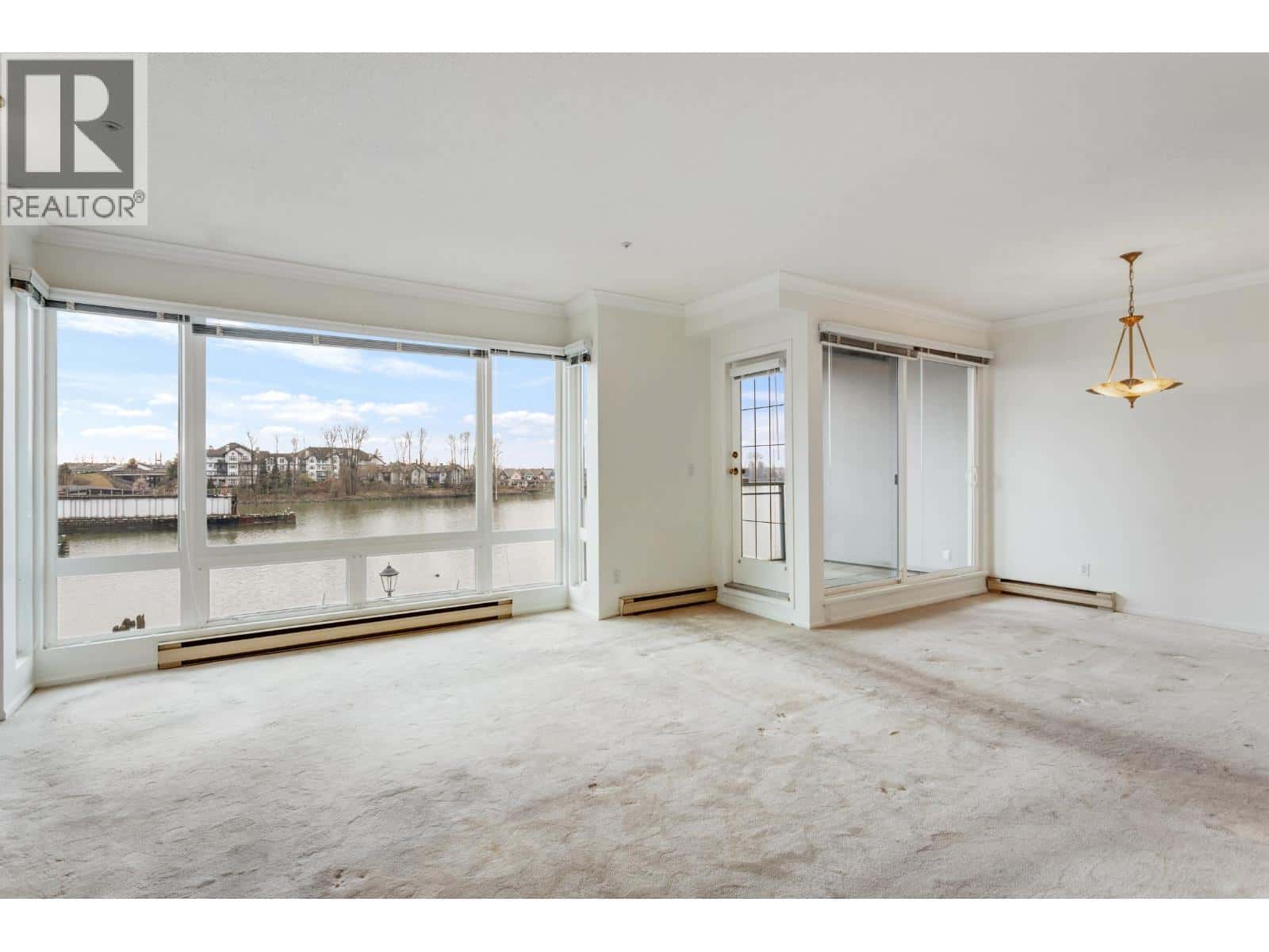 305 8 LAGUNA COURT — New Westminster, British Columbia - Photo 4 of 32