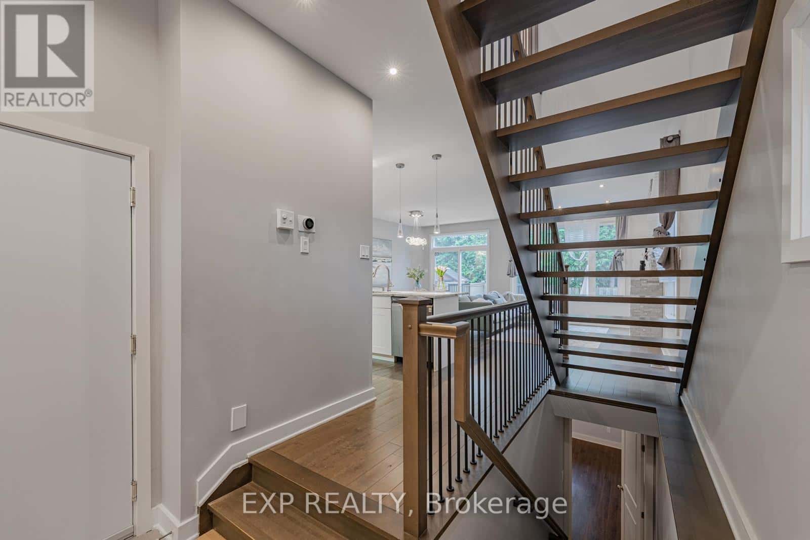 14 CAMIL STREET — Ottawa, Ontario - Photo 5 of 44