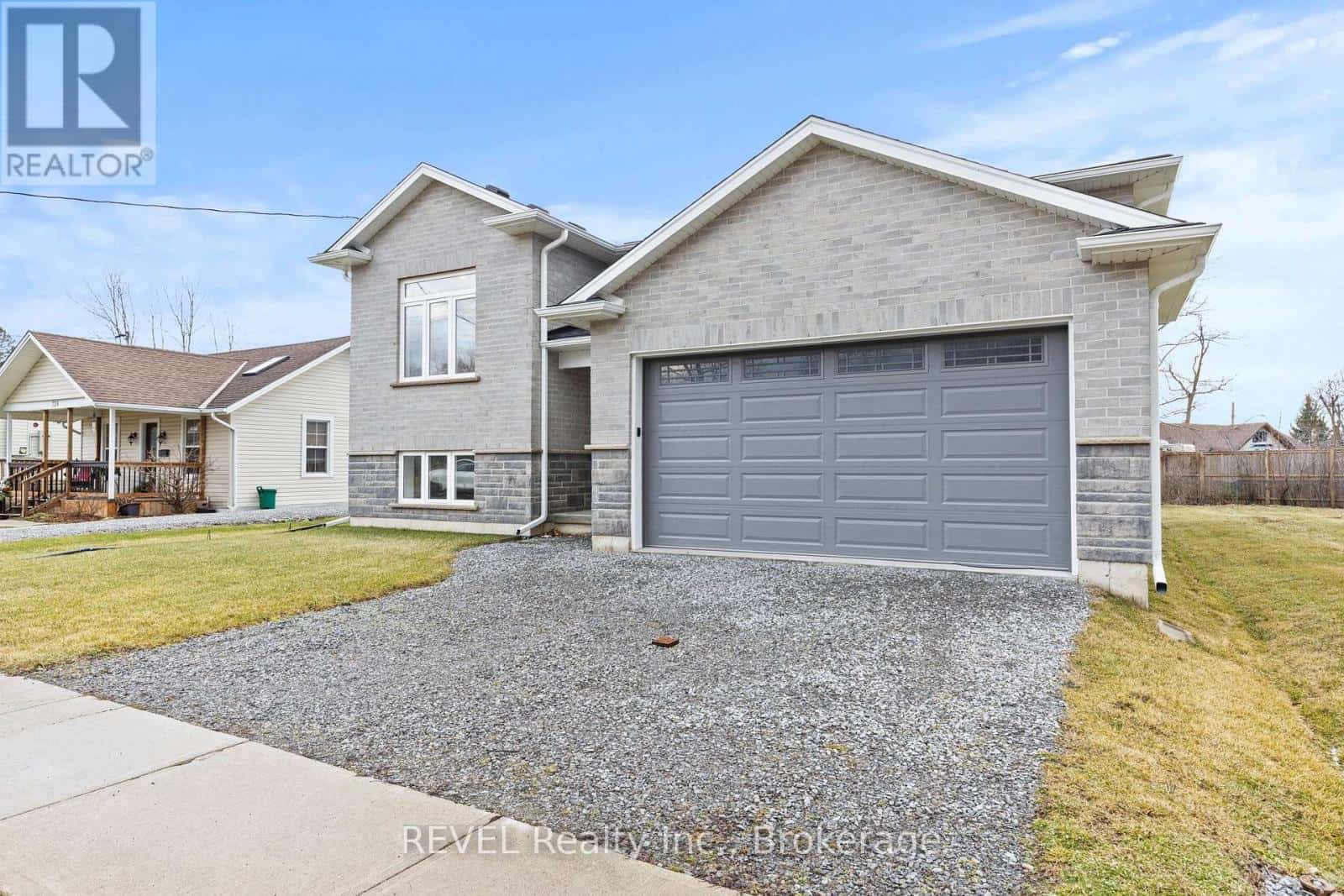 735 DOMINION ROAD — Fort Erie (Crescent Park), Ontario - Photo 2 of 32