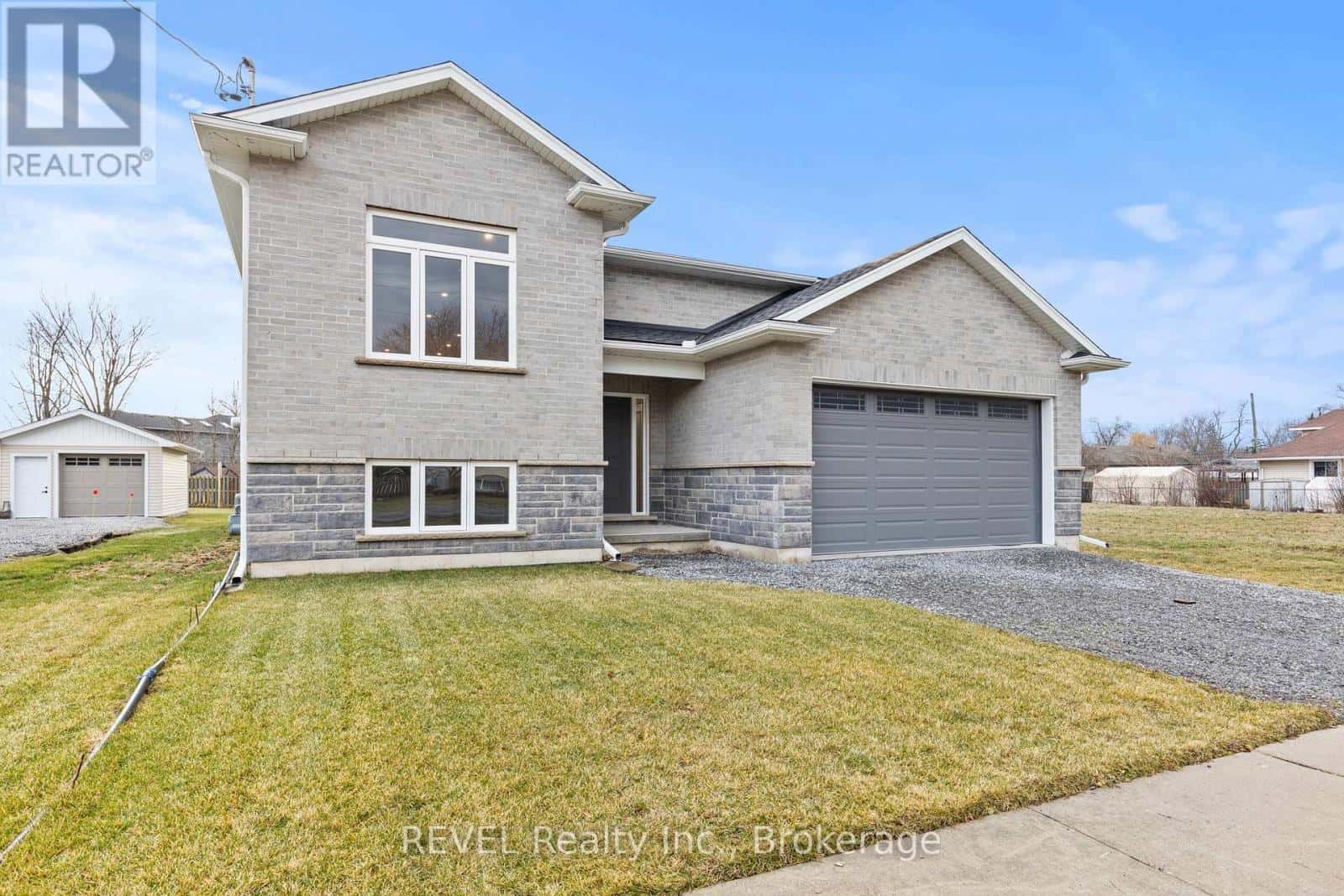 735 DOMINION ROAD — Fort Erie (Crescent Park), Ontario - Photo 3 of 32