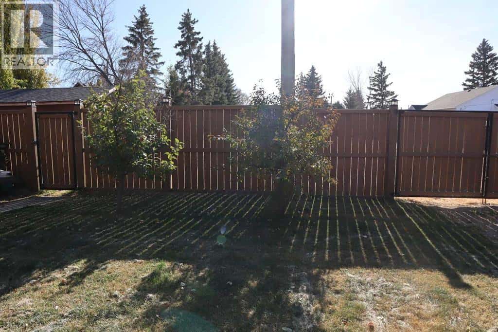 5719 50A Avenue — Stettler, Alberta - Photo 4 of 28