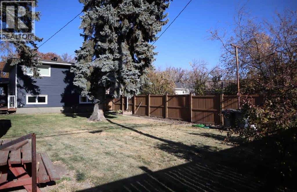 5719 50A Avenue — Stettler, Alberta - Photo 5 of 28