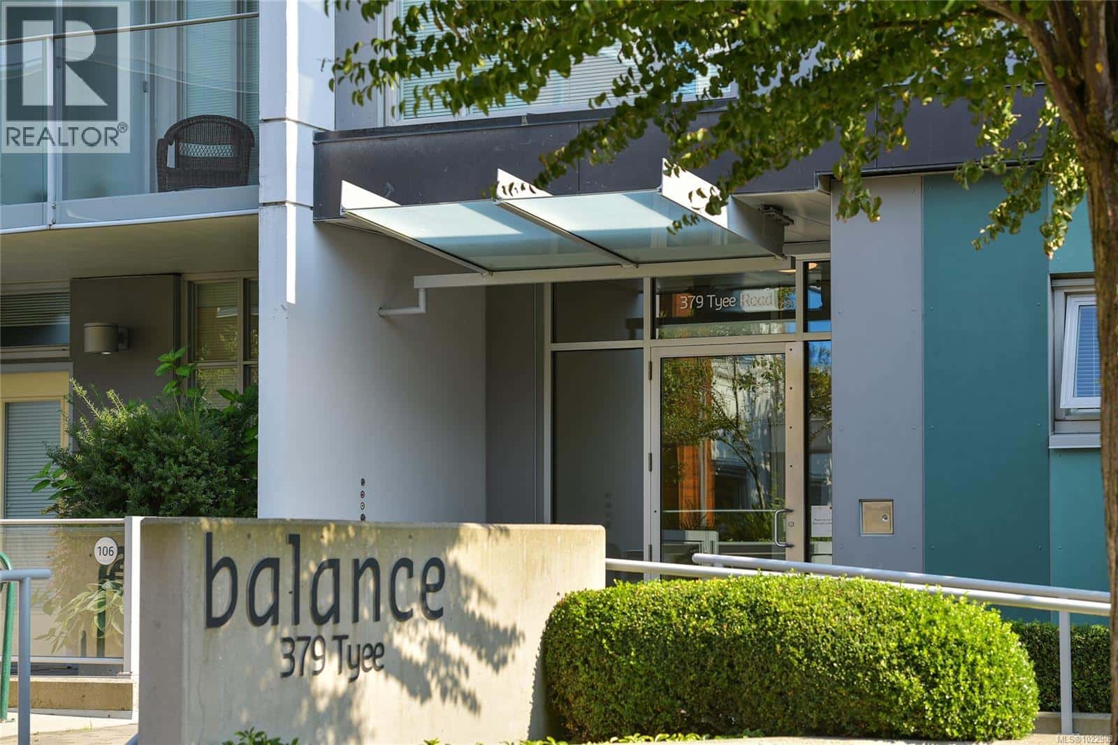 204 379 Tyee Rd — Victoria, British Columbia - Photo 2 of 33