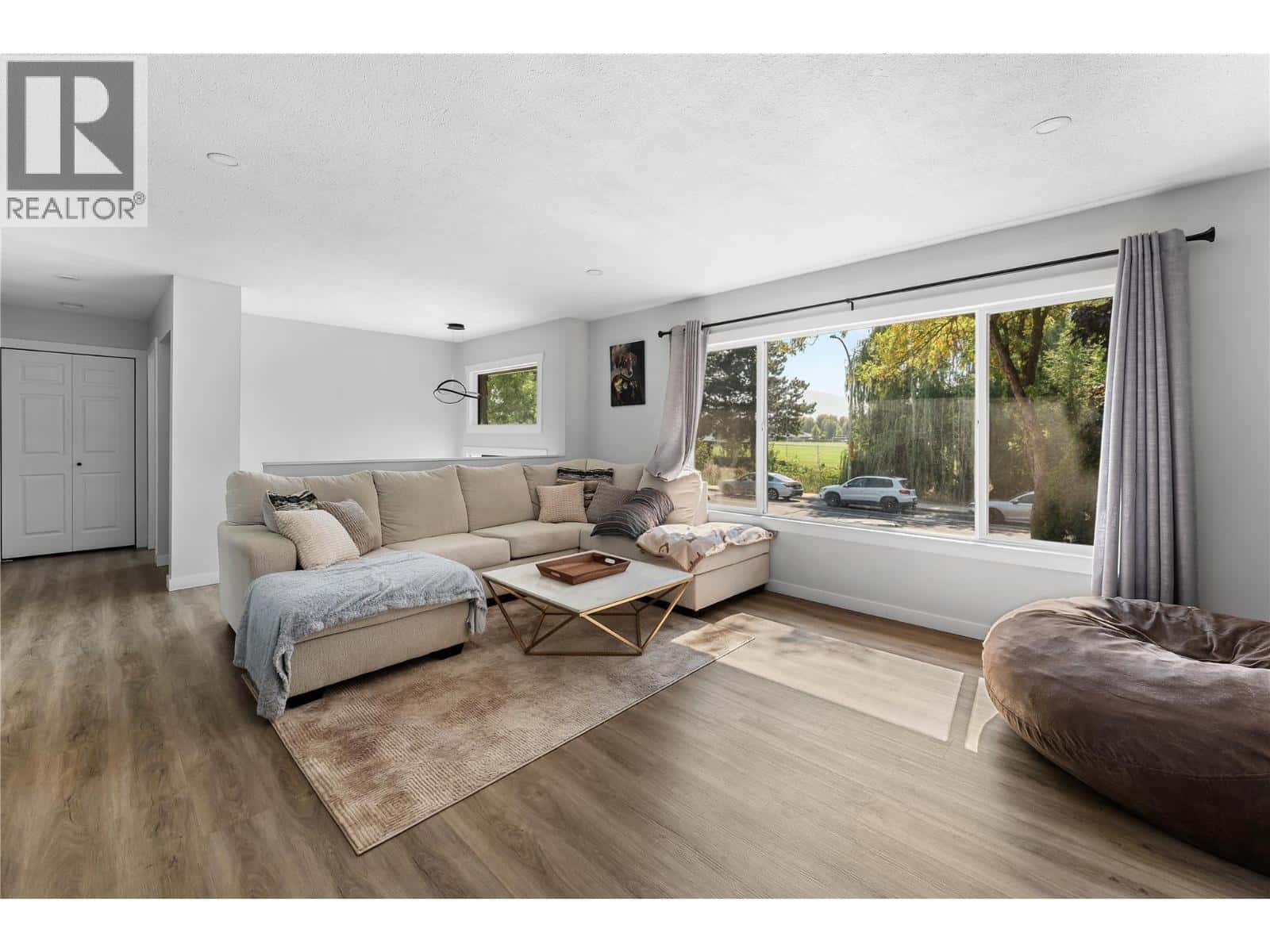 950 Raymer Avenue — Kelowna, British Columbia - Photo 2 of 37