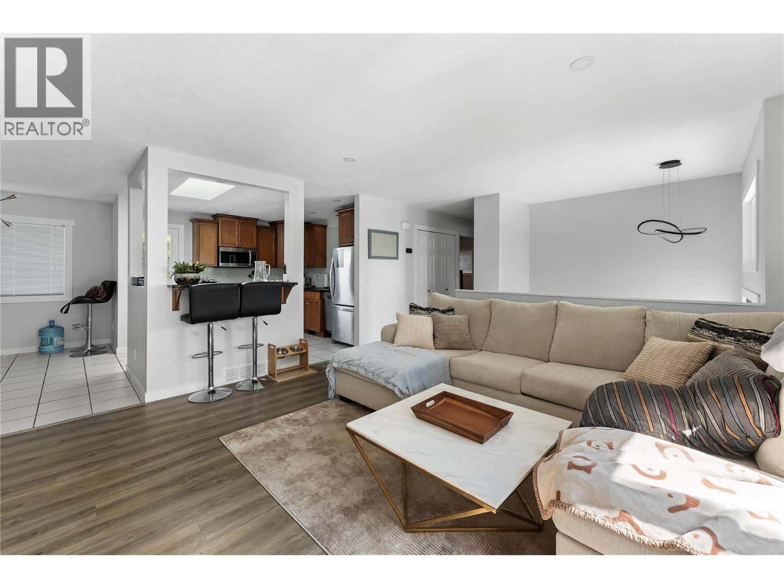 950 Raymer Avenue — Kelowna, British Columbia - Photo 5 of 37