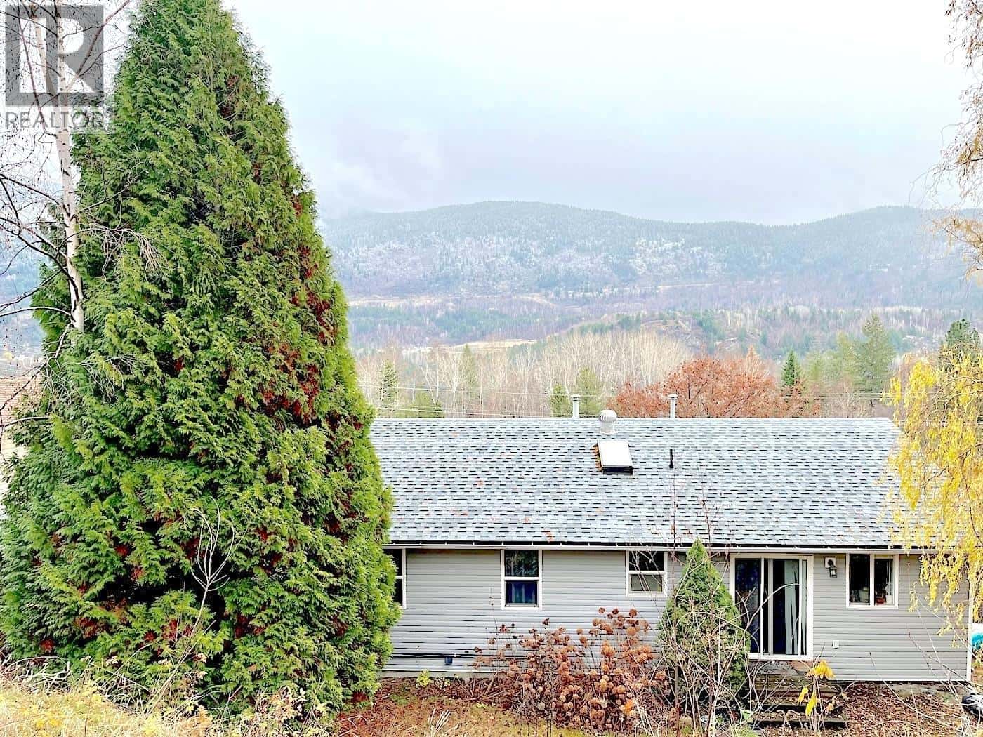 3703 9th Avenue — Castlegar, British Columbia - Photo 3 of 22