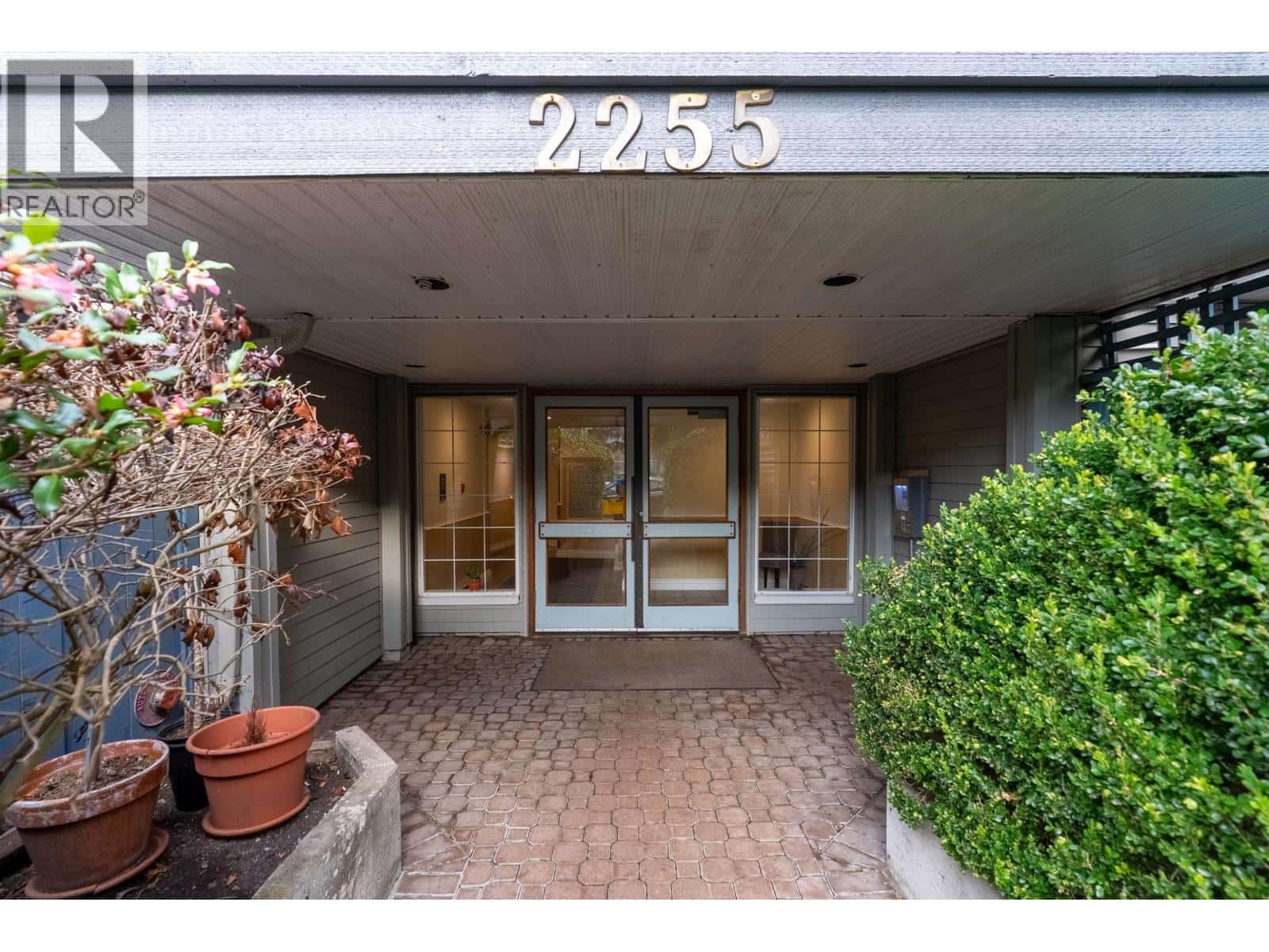 208 2255 ETON STREET — Vancouver, British Columbia - Photo 3 of 31