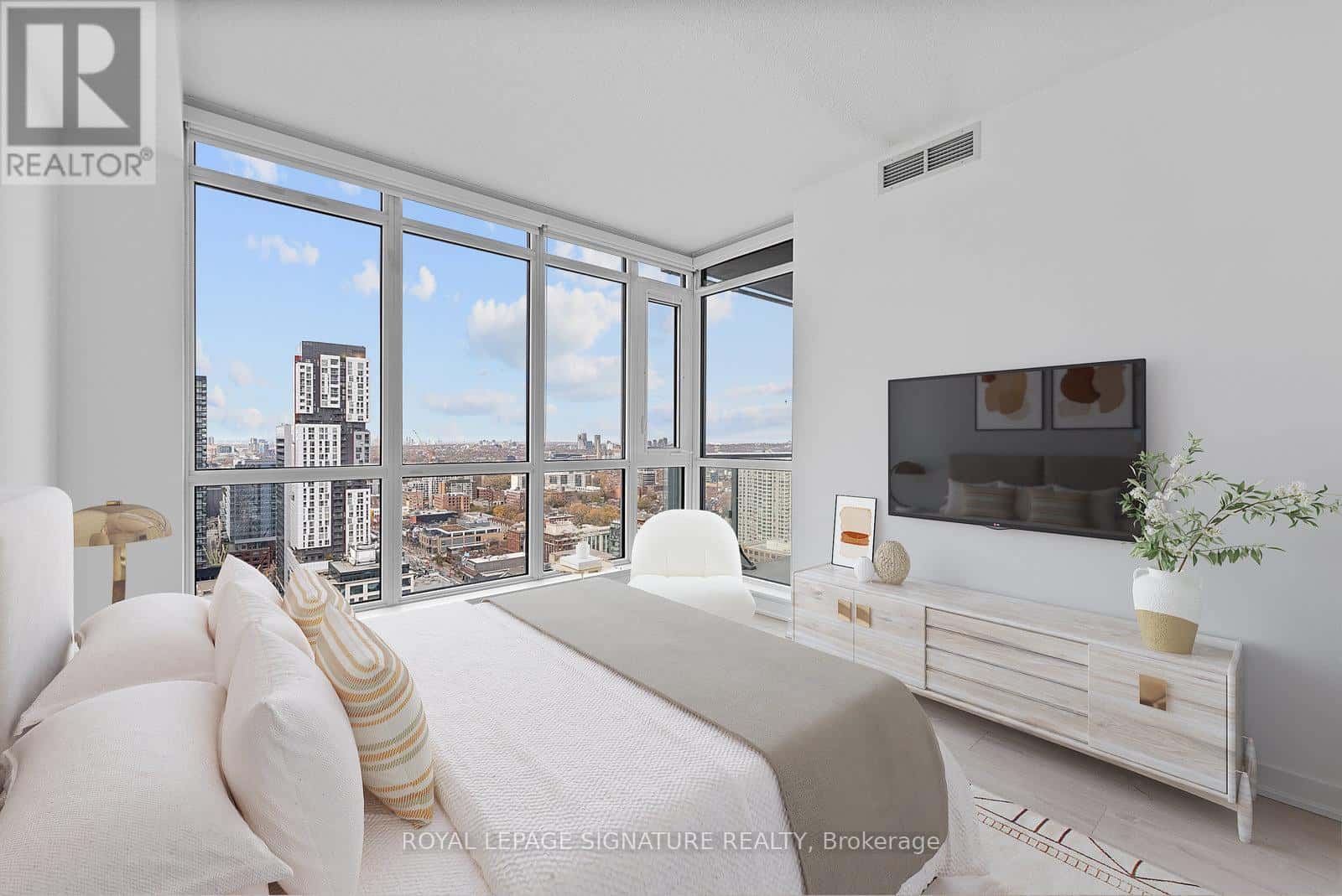 2906 - 199 RICHMOND STREET W — Toronto (Waterfront Communities), Ontario - Photo 5 of 21