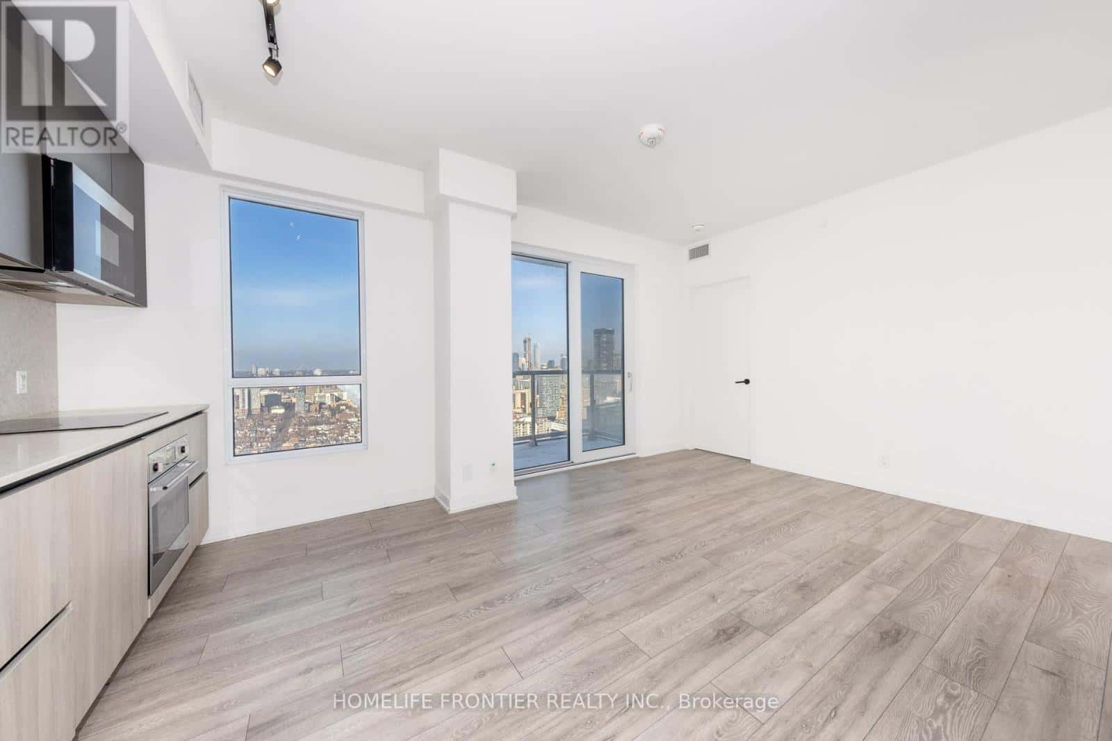 4702 - 108 PETER STREET — Toronto (Waterfront Communities), Ontario - Photo 2 of 50