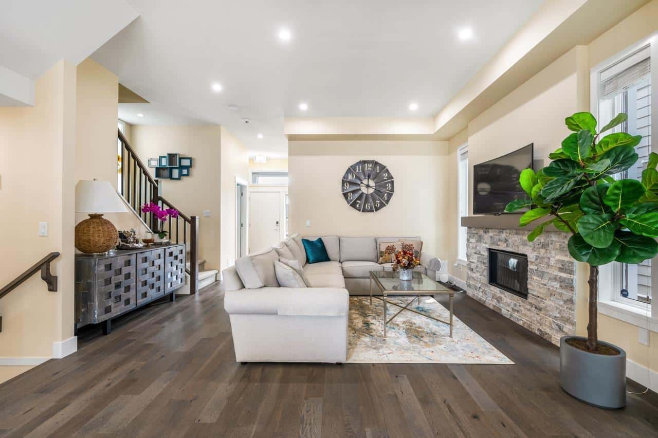 2509 164A STREET — Surrey, British Columbia - Photo 2 of 26