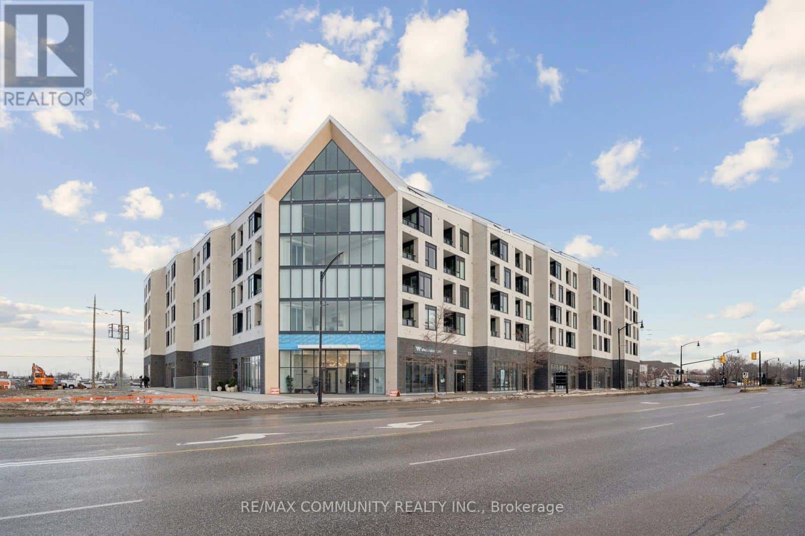 415 - 31 HURON STREET — Collingwood, Ontario - Photo 2 of 50