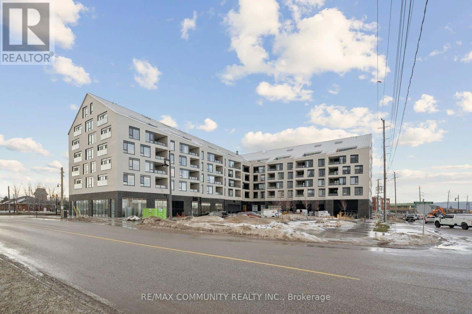 415 - 31 HURON STREET — Collingwood, Ontario - Photo 3 of 50