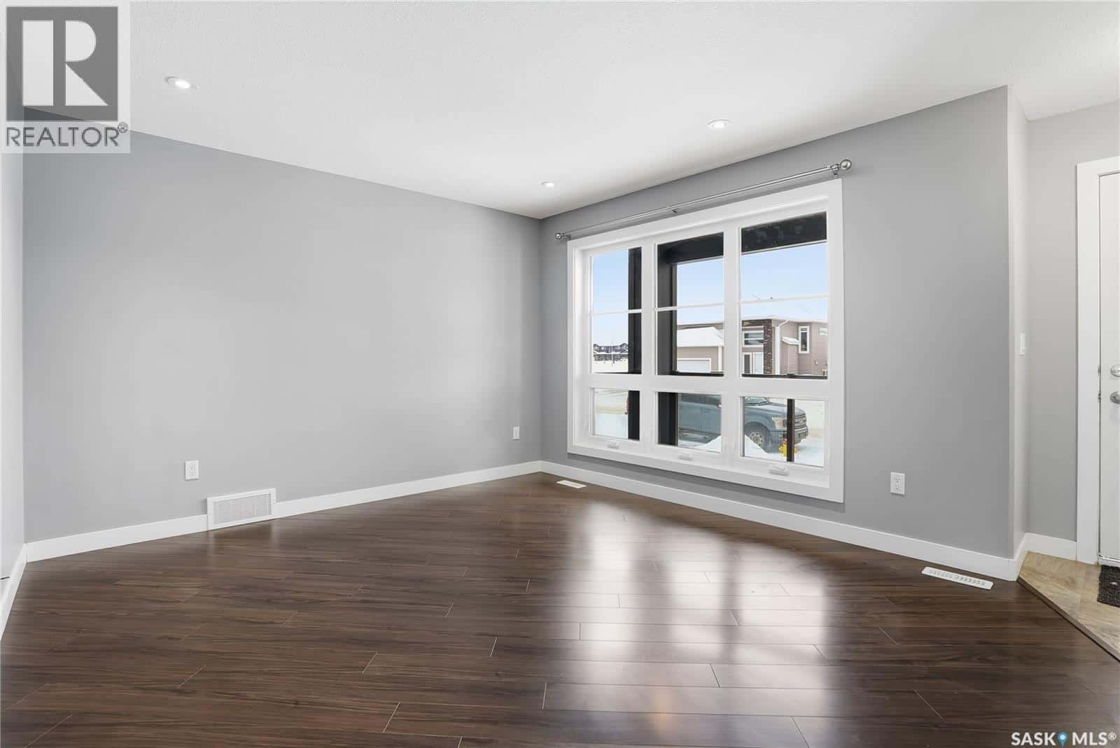 242 Kloppenburg WAY — Saskatoon, Saskatchewan - Photo 5 of 46