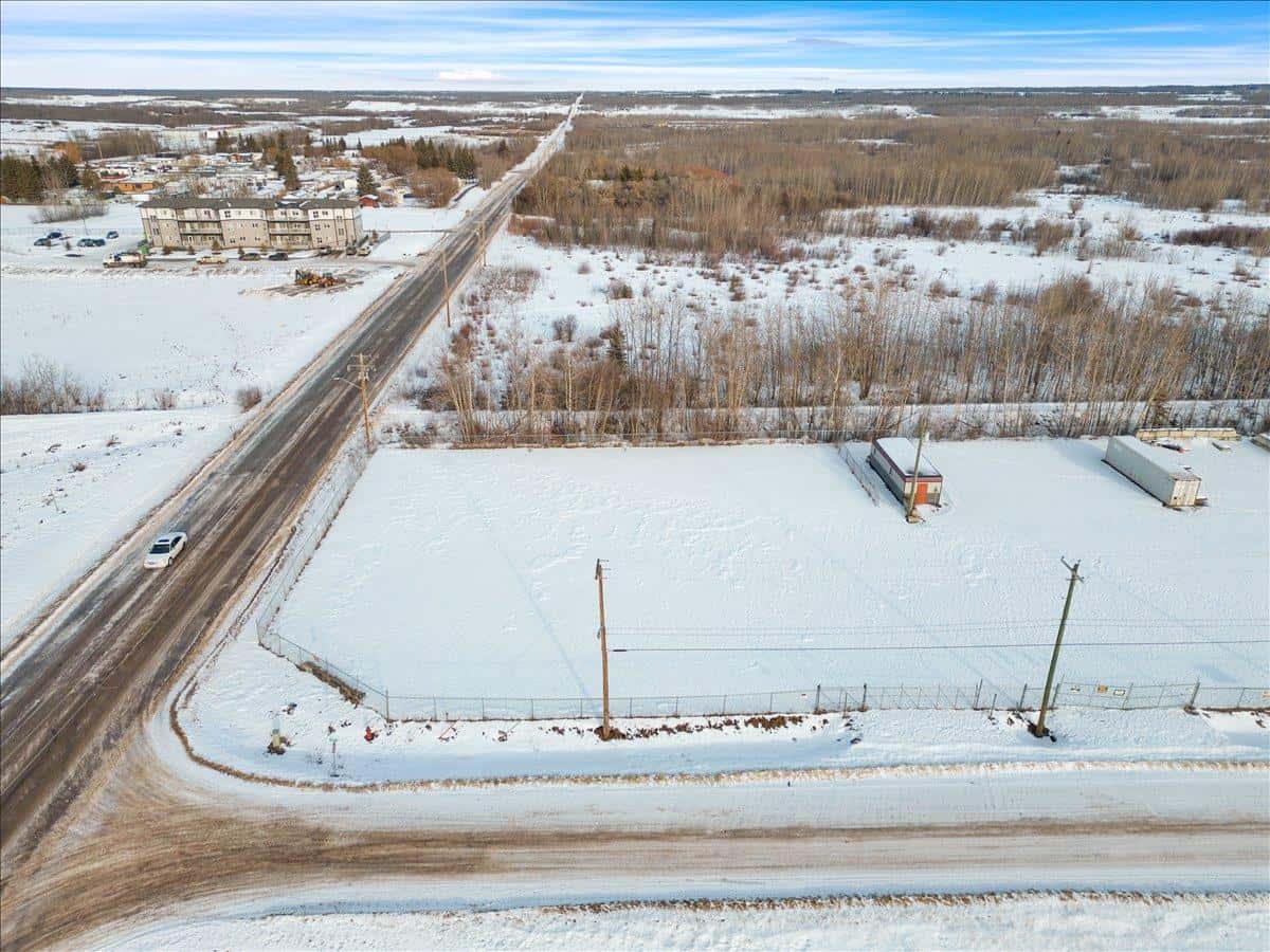 4402 51 Avenue — Redwater, Alberta - Photo 4 of 13