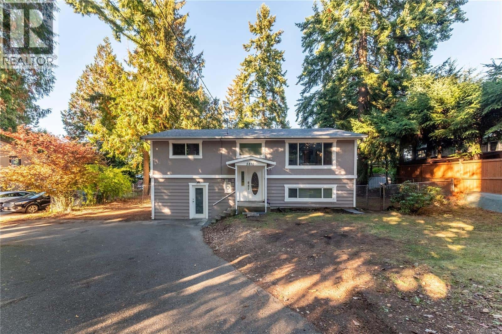 5810 Hammond Bay Rd — Nanaimo, British Columbia - Photo 3 of 30