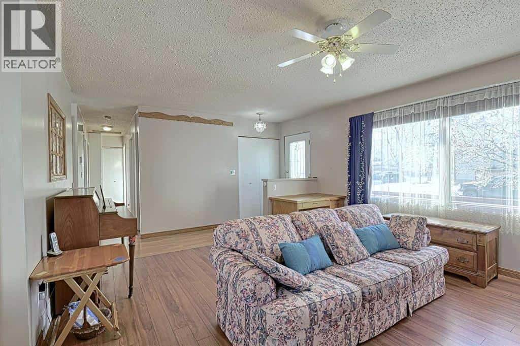 914 4 Street SW — High River, Alberta - Photo 5 of 29