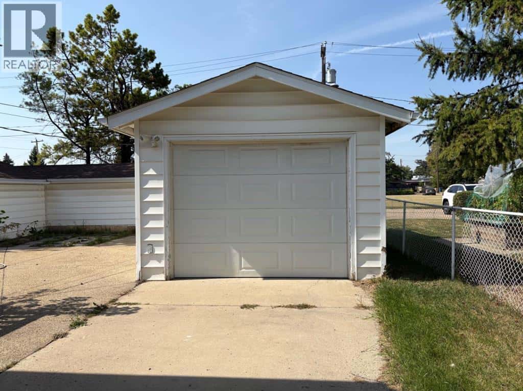 3918 56 Avenue — Red Deer, Alberta - Photo 4 of 29