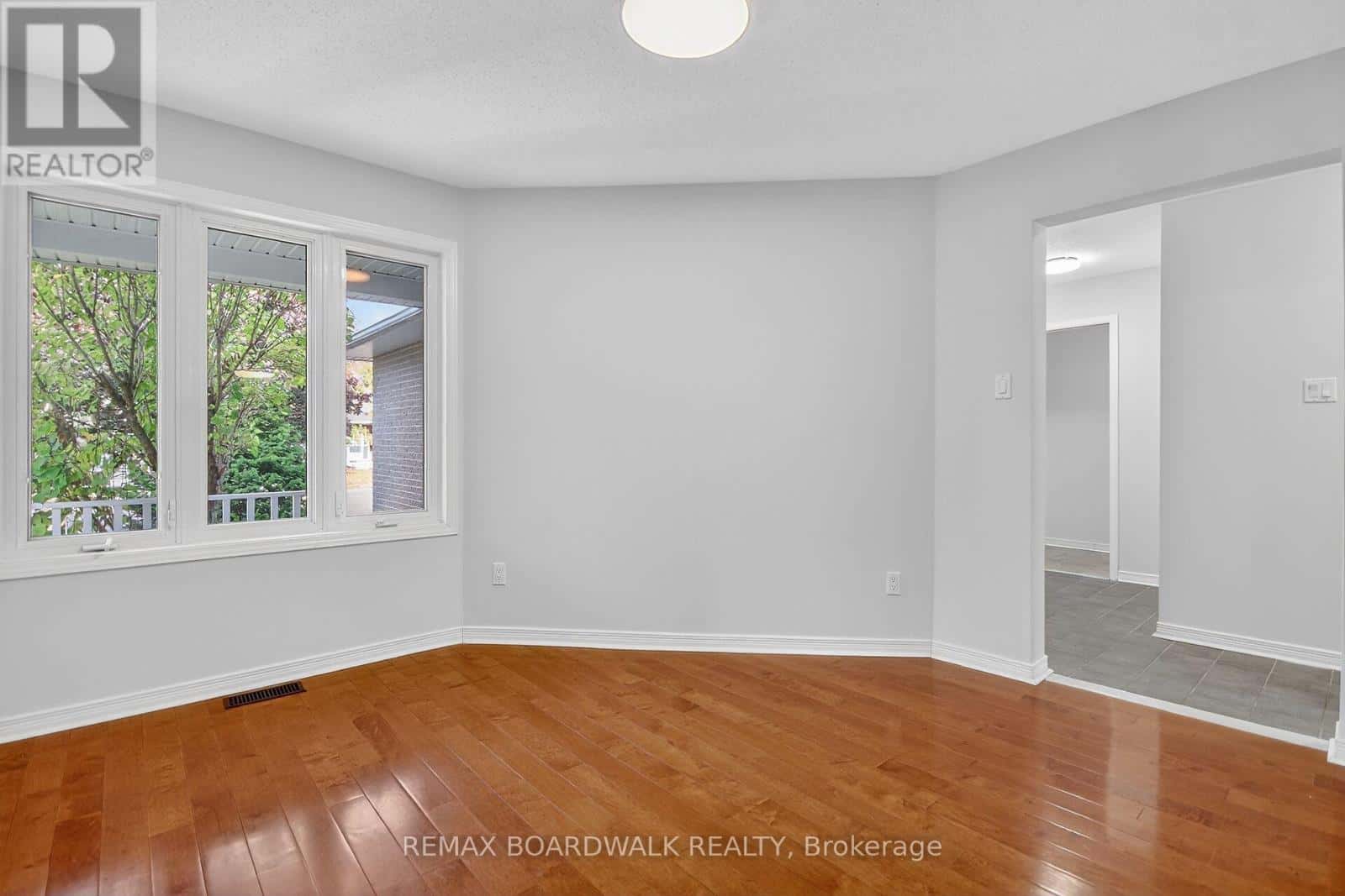 85 ALON STREET — Ottawa, Ontario - Photo 4 of 28