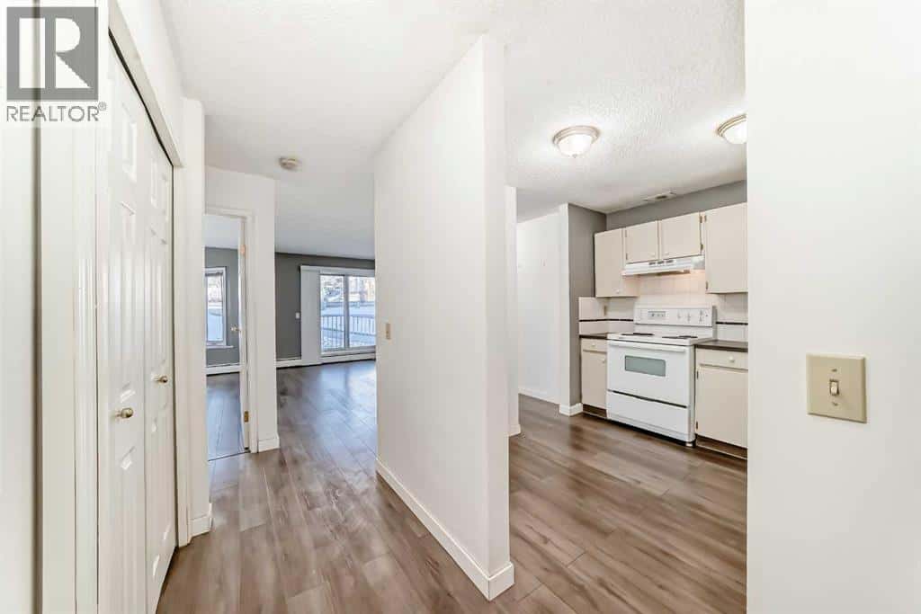 101, 3606 Erlton Court SW — Calgary, Alberta - Photo 4 of 28