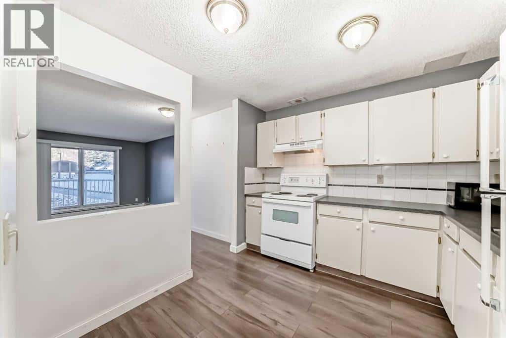 101, 3606 Erlton Court SW — Calgary, Alberta - Photo 5 of 28