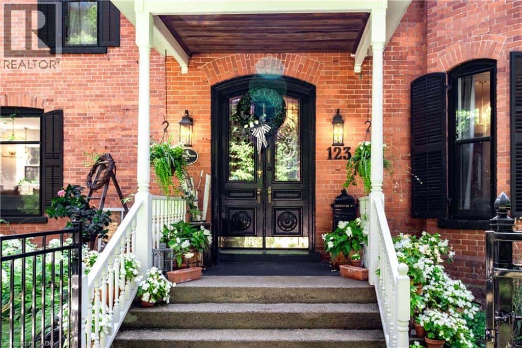 123 MAIN Street W — Grimsby, Ontario - Photo 5 of 48