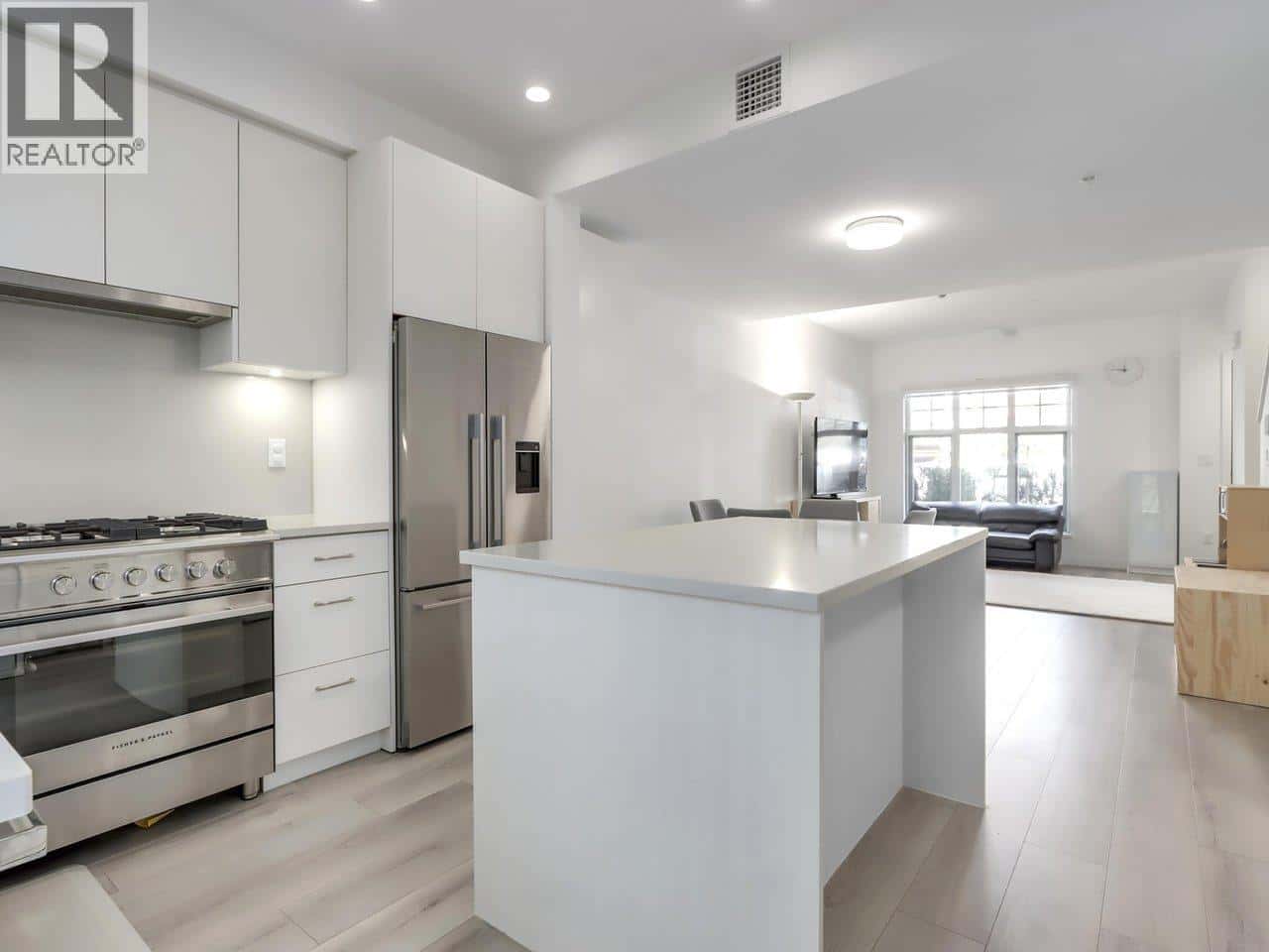 114 678 FAIRVIEW STREET — Coquitlam, British Columbia - Photo 5 of 33