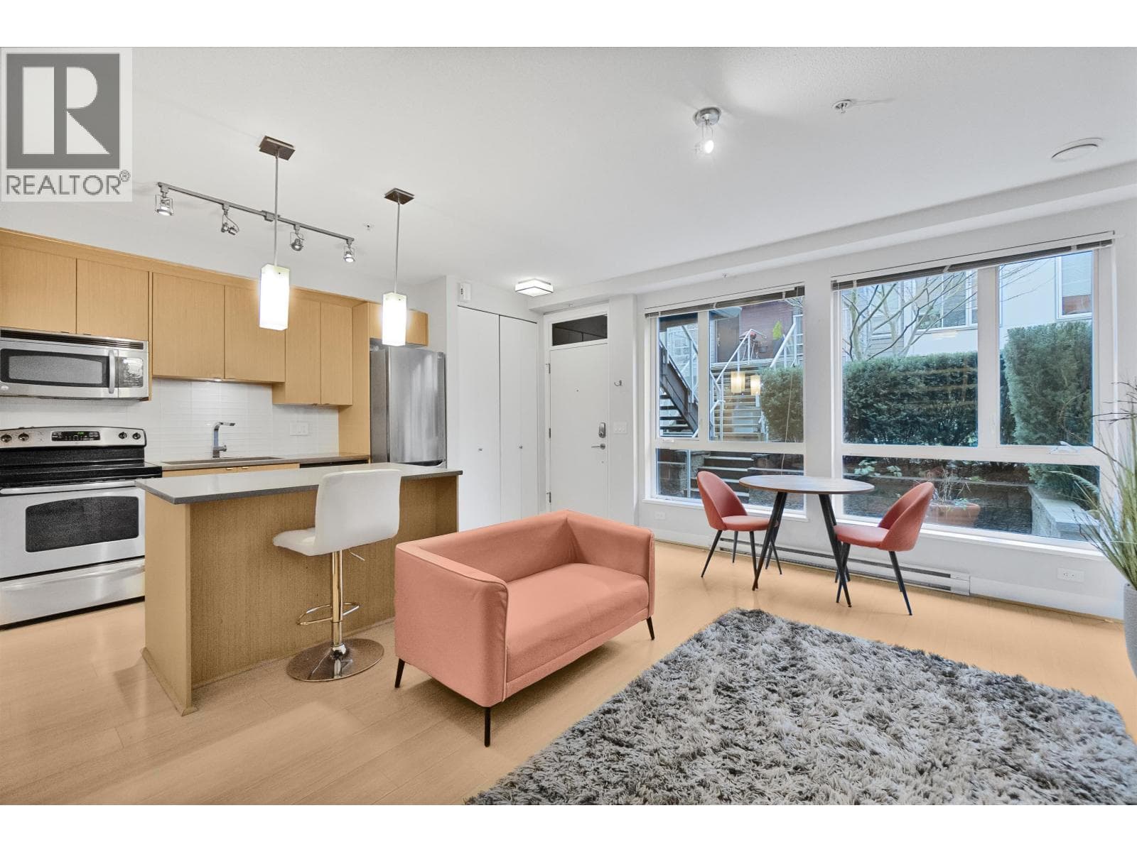 115 735 W 15TH STREET — North Vancouver, British Columbia - Main photo