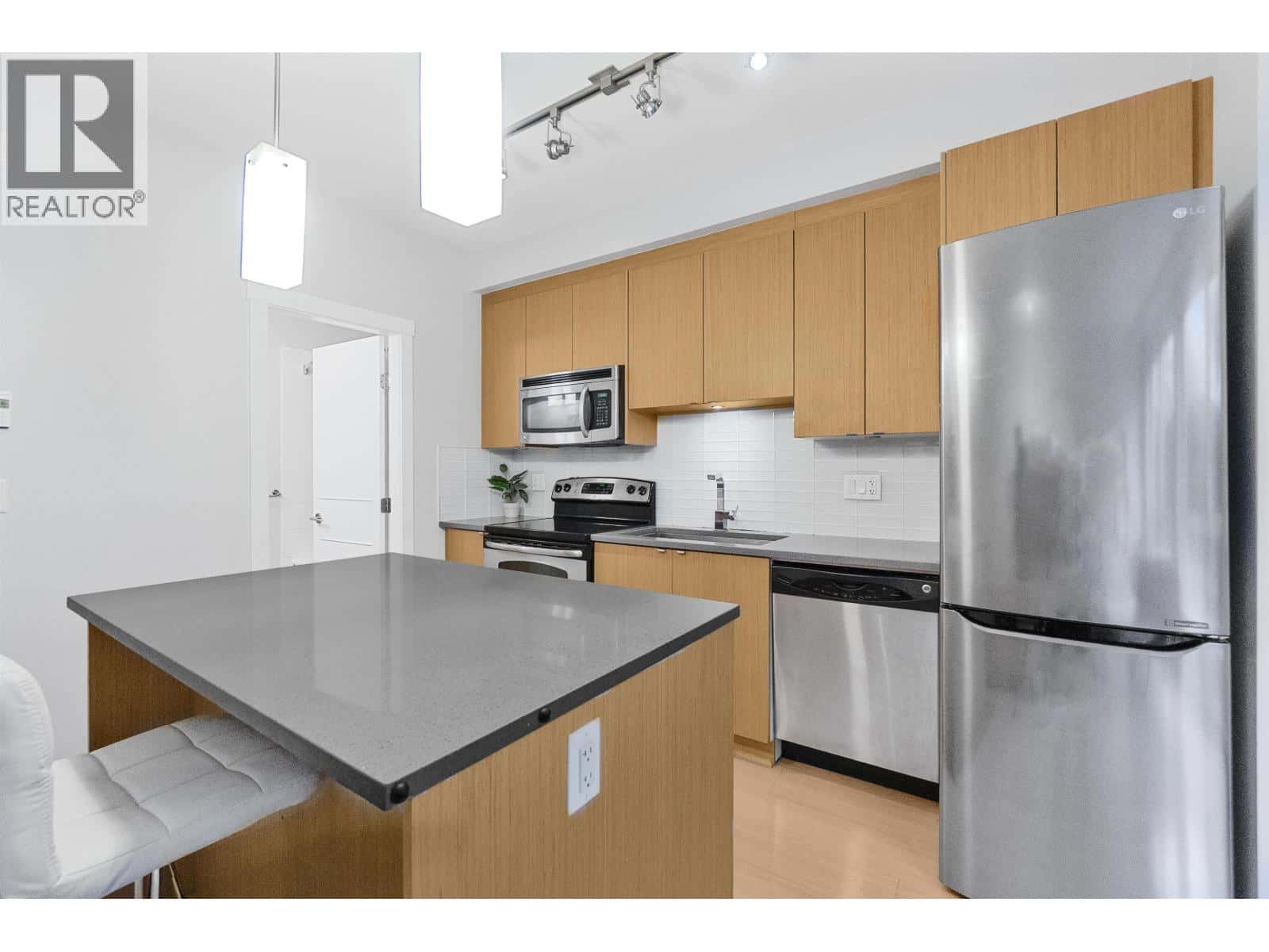 115 735 W 15TH STREET — North Vancouver, British Columbia - Photo 3 of 17