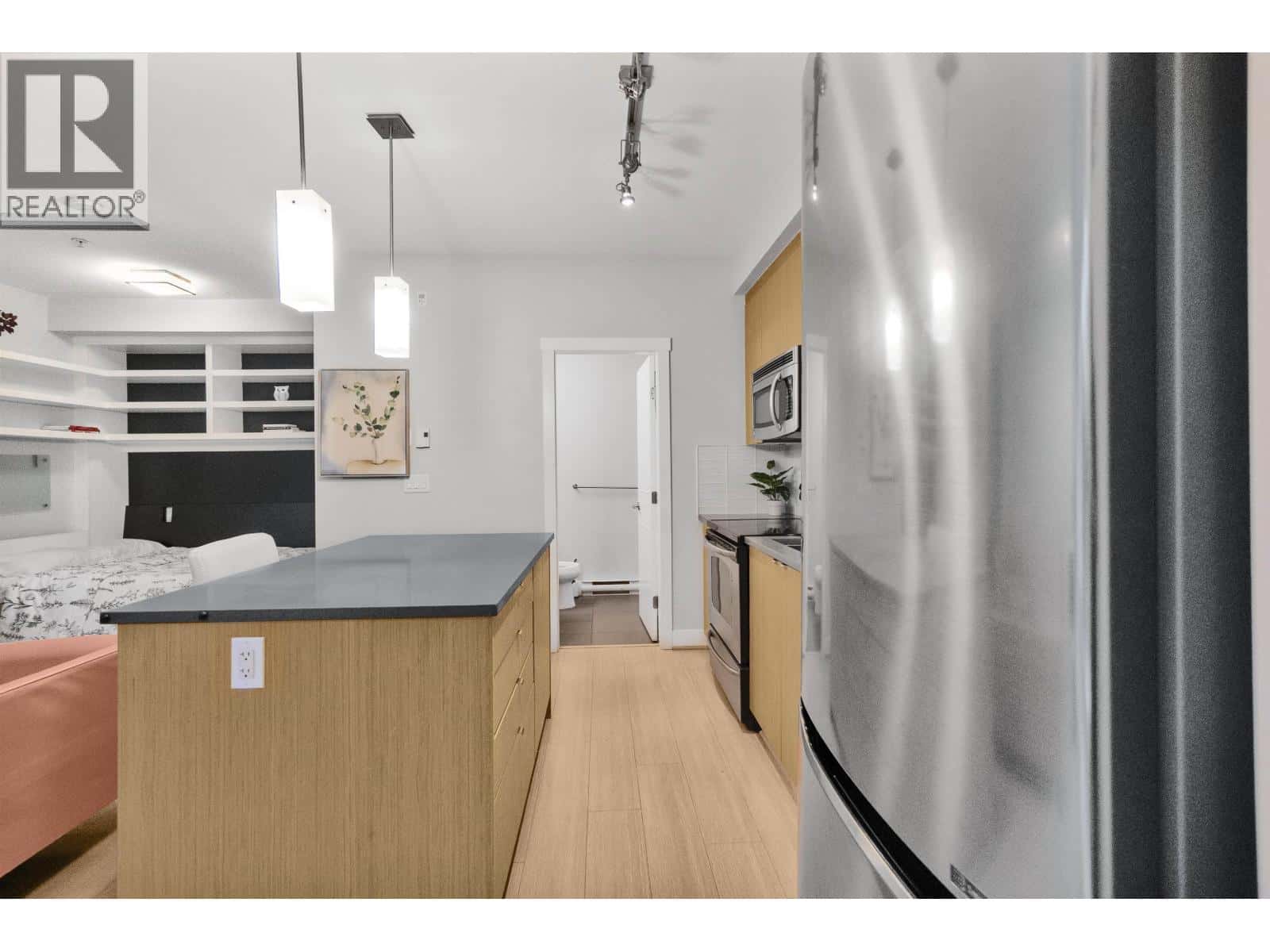 115 735 W 15TH STREET — North Vancouver, British Columbia - Photo 4 of 17