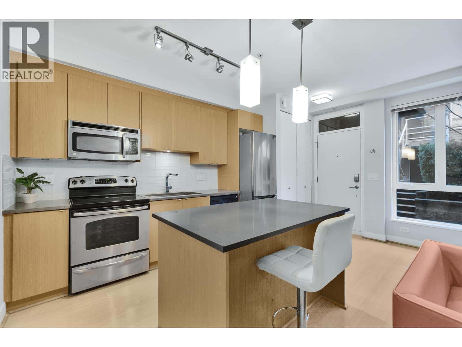 115 735 W 15TH STREET — North Vancouver, British Columbia - Photo 5 of 17