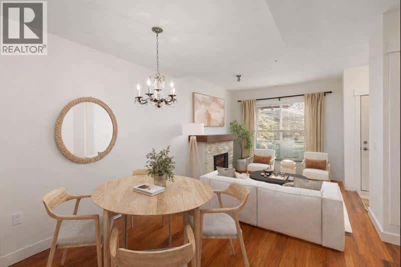 4 307 E 15TH STREET — North Vancouver, British Columbia - Photo 3 of 24