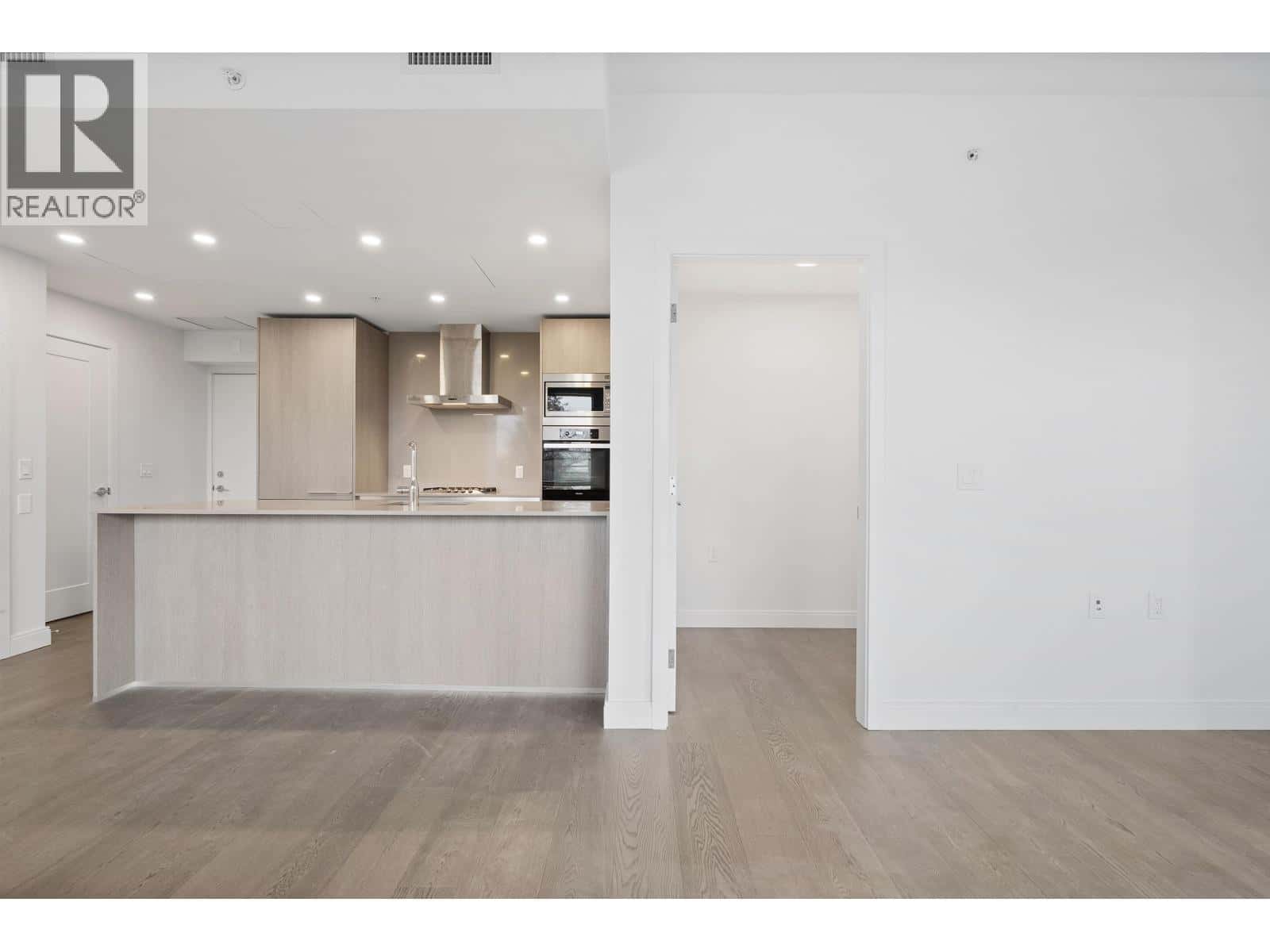 302 4908 CAMBIE STREET — Vancouver, British Columbia - Photo 2 of 39