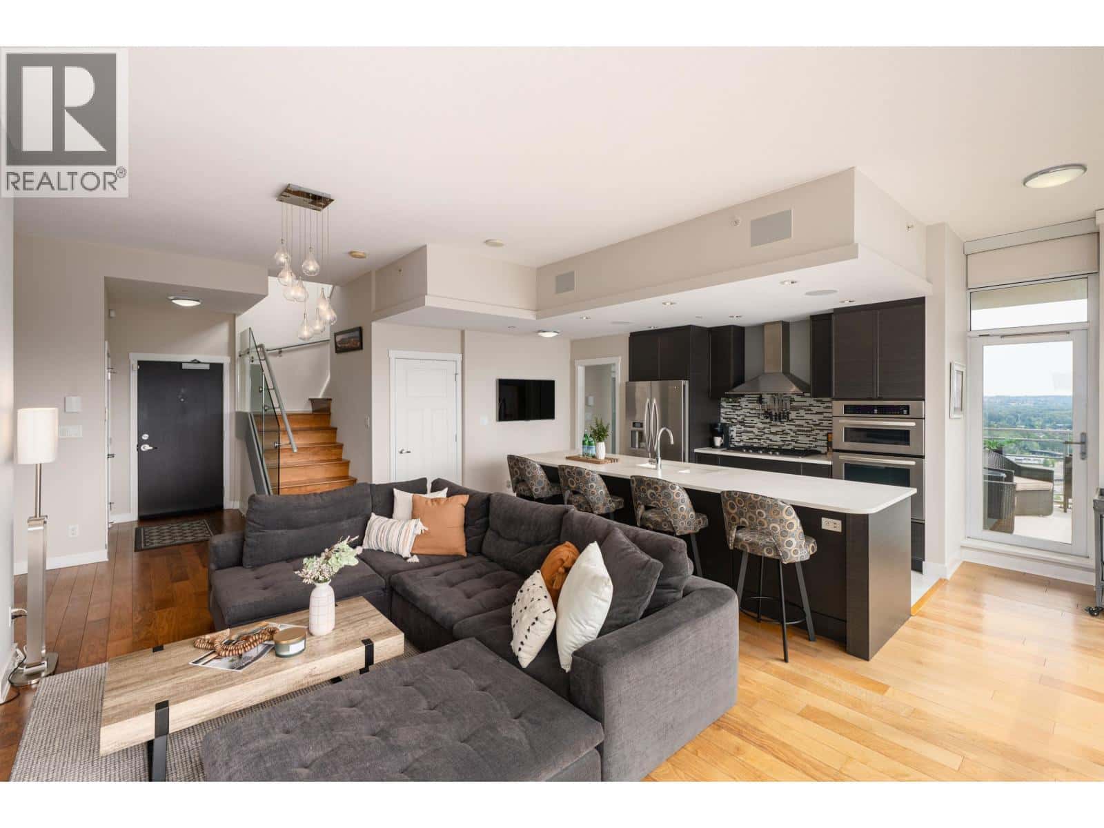 3401 2968 GLEN DRIVE — Coquitlam, British Columbia - Photo 3 of 37