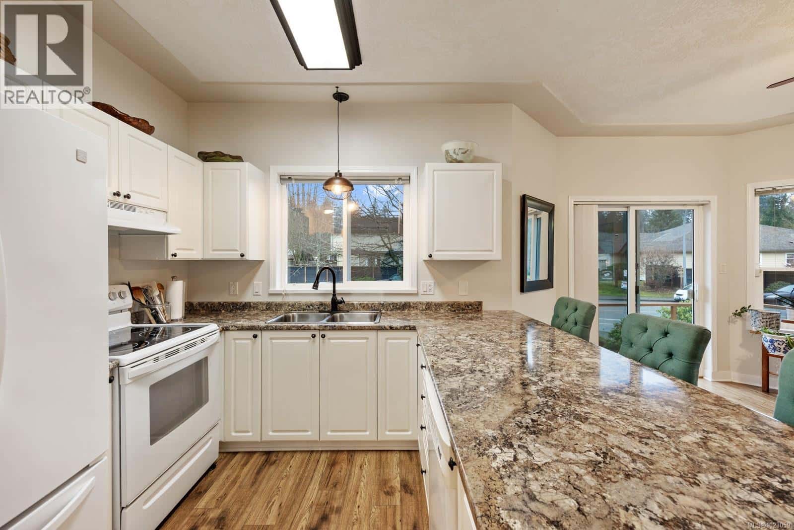 101 2727 1st St — Courtenay, British Columbia - Photo 4 of 44