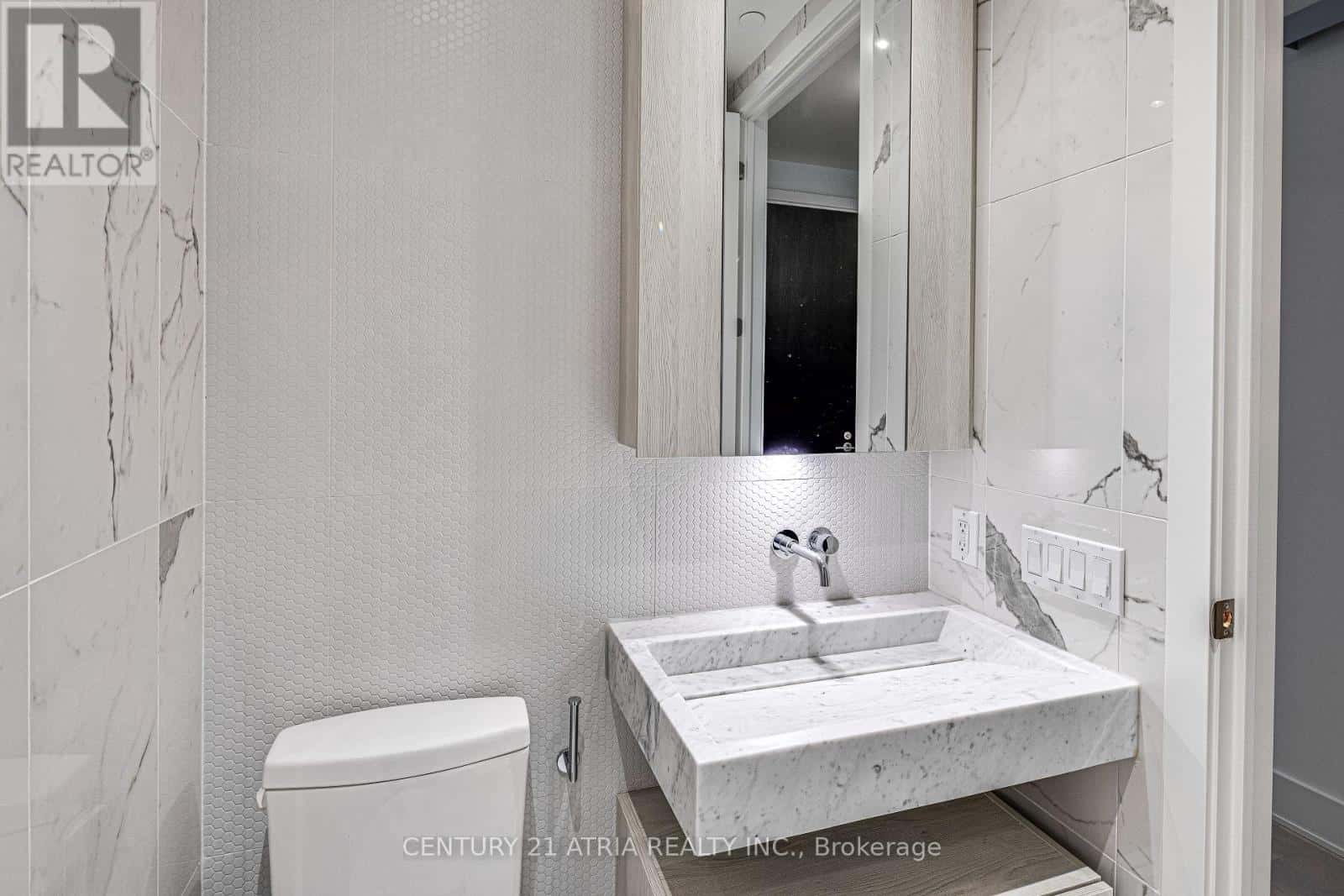 6303 - 11 YORKVILLE AVENUE — Toronto (Annex), Ontario - Photo 3 of 39