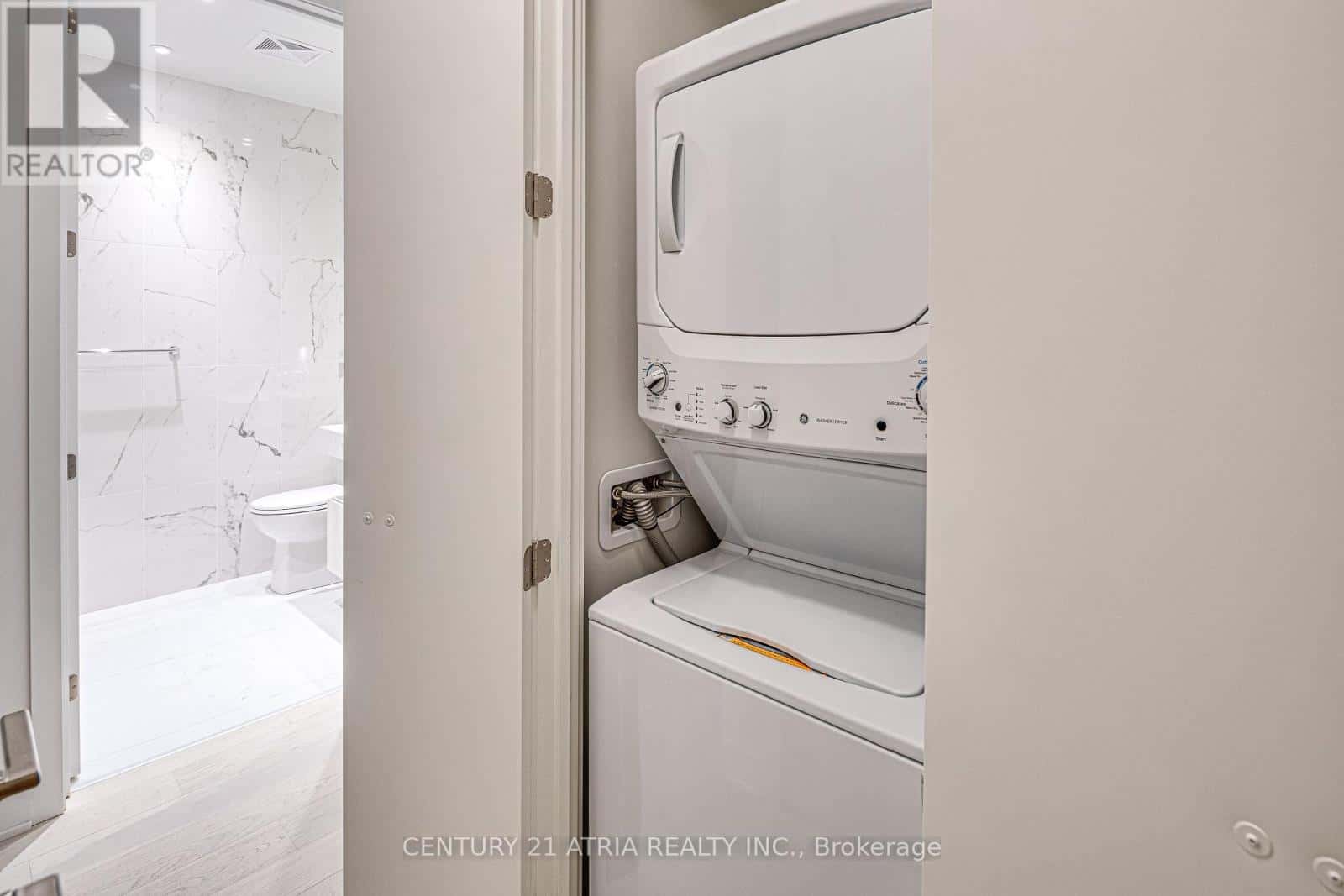 6303 - 11 YORKVILLE AVENUE — Toronto (Annex), Ontario - Photo 4 of 39