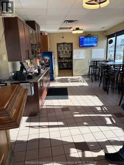 989 FRONT ROAD — LaSalle, Ontario - Photo 3 of 7