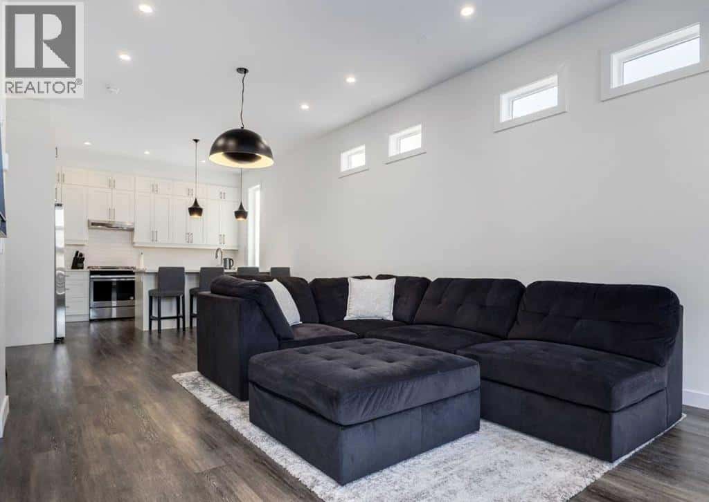 1, 125 24 Avenue NE — Calgary, Alberta - Photo 4 of 30