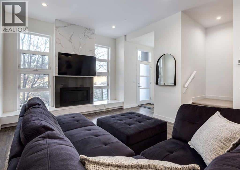 1, 125 24 Avenue NE — Calgary, Alberta - Photo 2 of 30