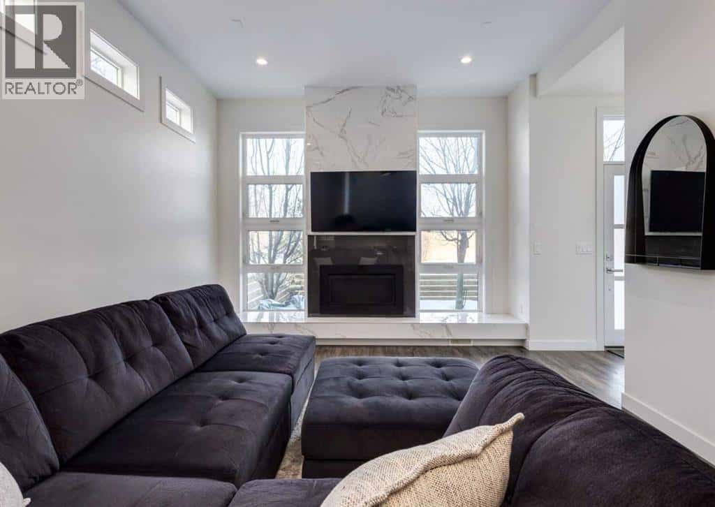 1, 125 24 Avenue NE — Calgary, Alberta - Photo 3 of 30