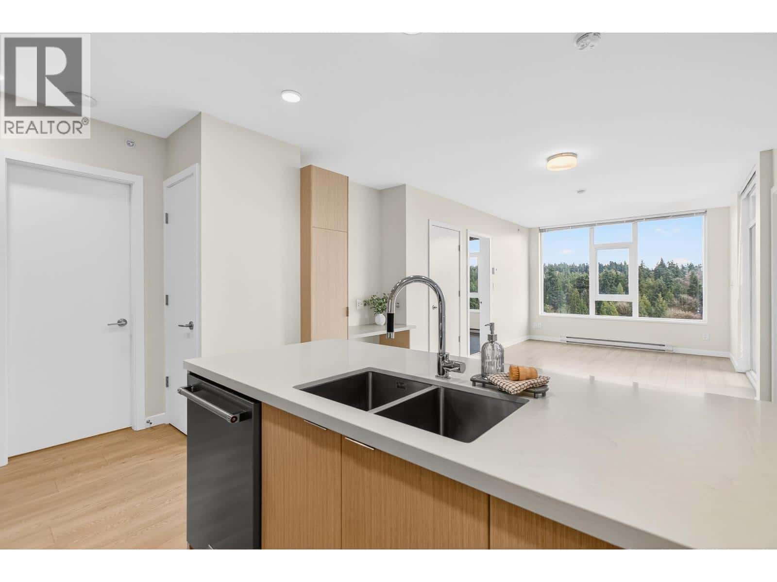 1706 530 WHITING WAY — Coquitlam, British Columbia - Photo 5 of 34