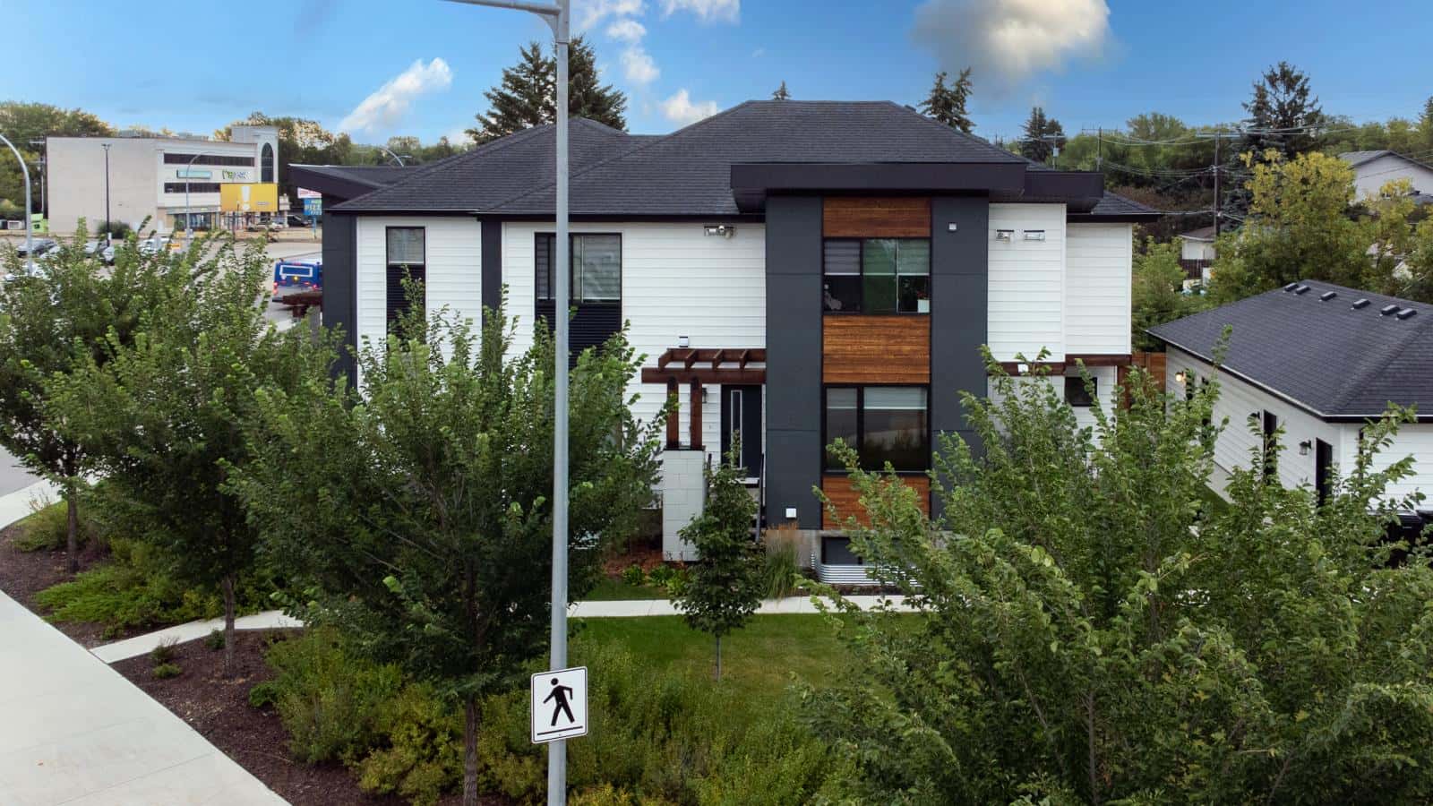 8145 82 Avenue — Edmonton, Alberta - Photo 3 of 25