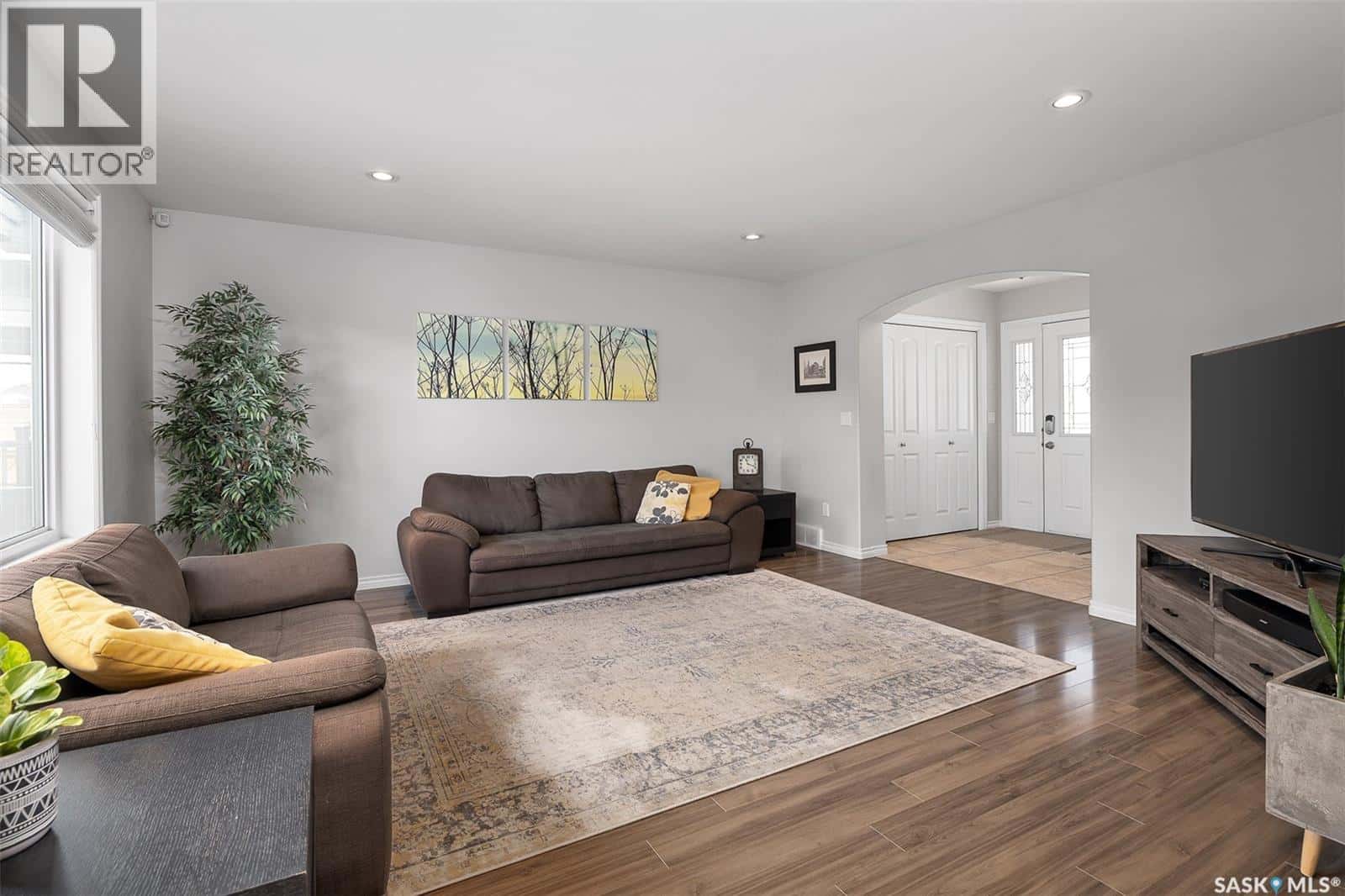 819 Korol WAY — Saskatoon, Saskatchewan - Photo 5 of 45