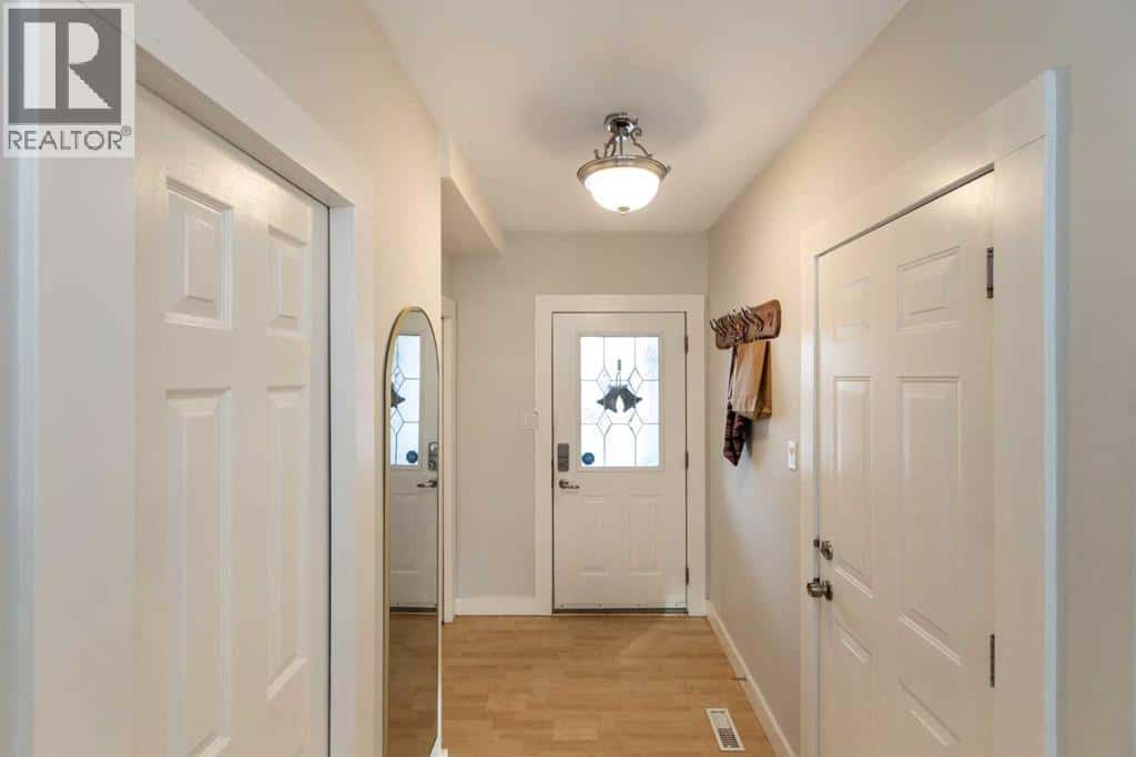 5032 47 Street — Sylvan Lake, Alberta - Photo 2 of 36