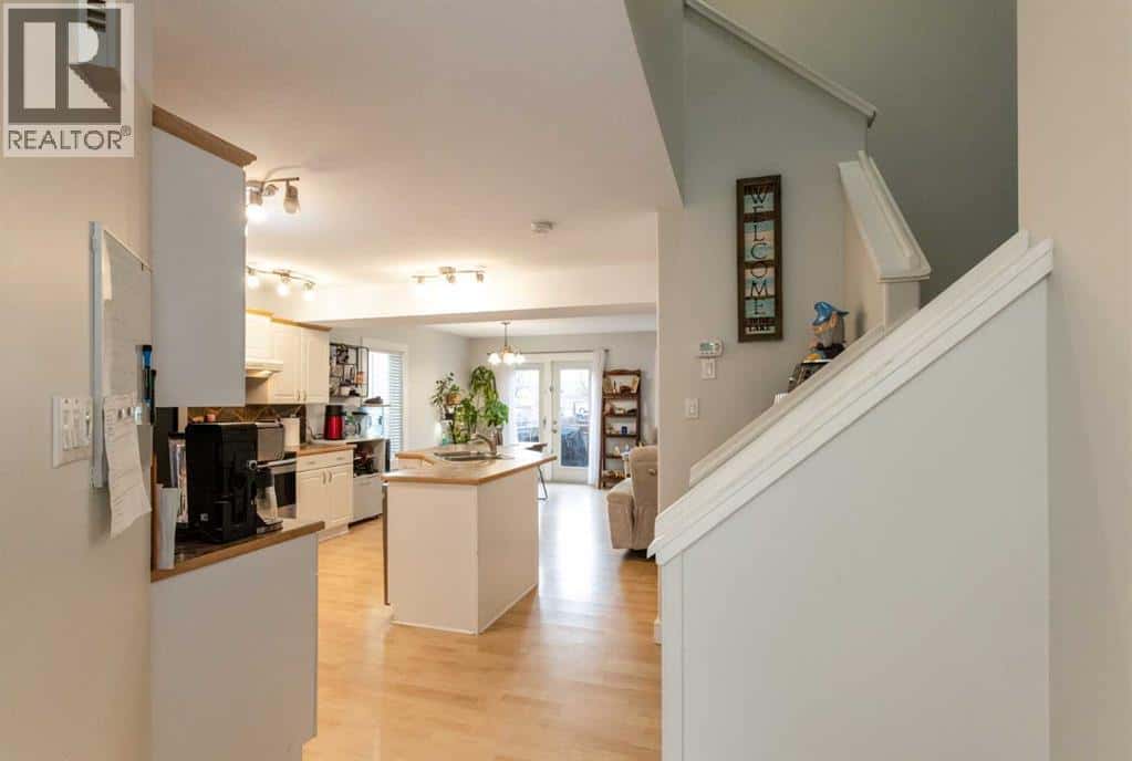 5032 47 Street — Sylvan Lake, Alberta - Photo 4 of 36