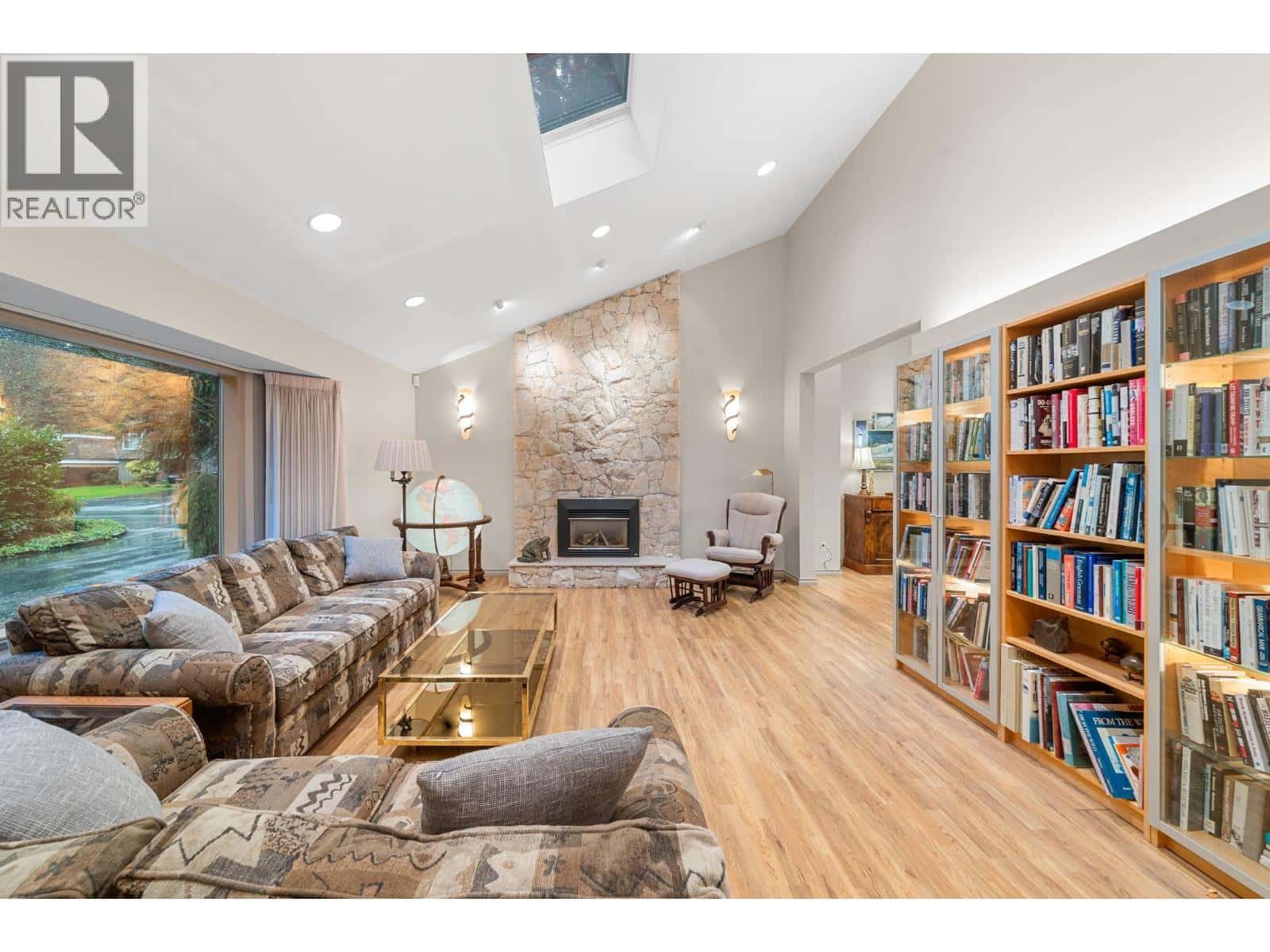 1200 HILARY PLACE — North Vancouver, British Columbia - Photo 3 of 27