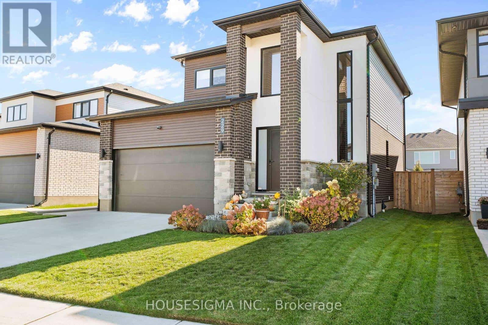 229 CRESTVIEW DRIVE — Middlesex Centre (Kilworth), Ontario - Photo 2 of 49